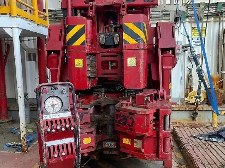 Hydraulic roughneck drilling equipment